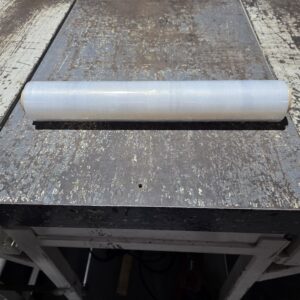 rollo de film estirable sobre una mesa